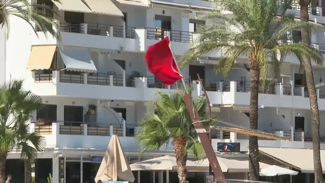 Continua tancada la platja de ses Figueretes per un vessament d’aigües fecals