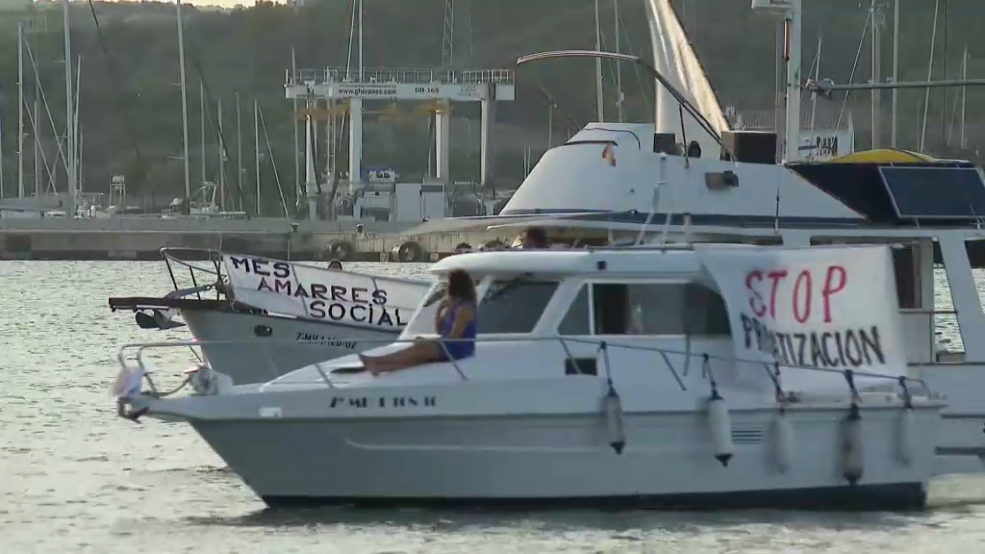 L’Associació Es Jonquet es manifesta al port de Maó en contra de privatitzar amarraments