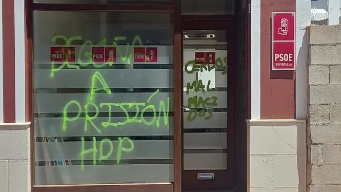 Vandalitzen la seu del PSOE a Ciutadella amb pintades contra Begoña Gómez