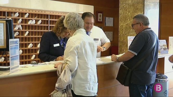 Els hotelers de Menorca acusen el Consell de permetre l’oferta il·legal