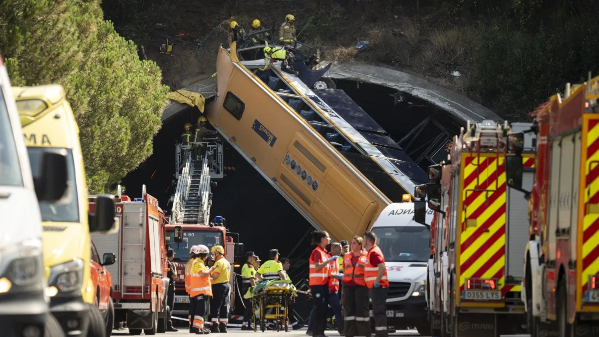 Trabuca un autobús amb una cinquantena de treballadors a l’entrada d’un túnel a Barcelona