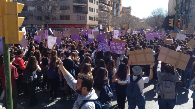 Vaga 8-M: Milers d’estudiants tallen l’Avinguda de Portugal