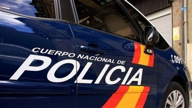 Un jove de 22 anys ha estat detingut per llançar cossiols i cadires des d’un balcó de Palma
