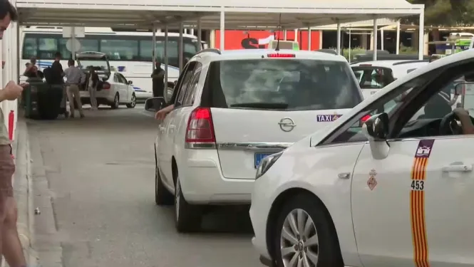 Primer dia d’acord entre taxis i microbusos a l’aeroport: normalitat i cap conflicte