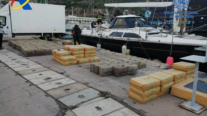 Dues persones detingudes en un veler que navegava al sud de Cartagena amb més de 4 mil quilos d’haixix