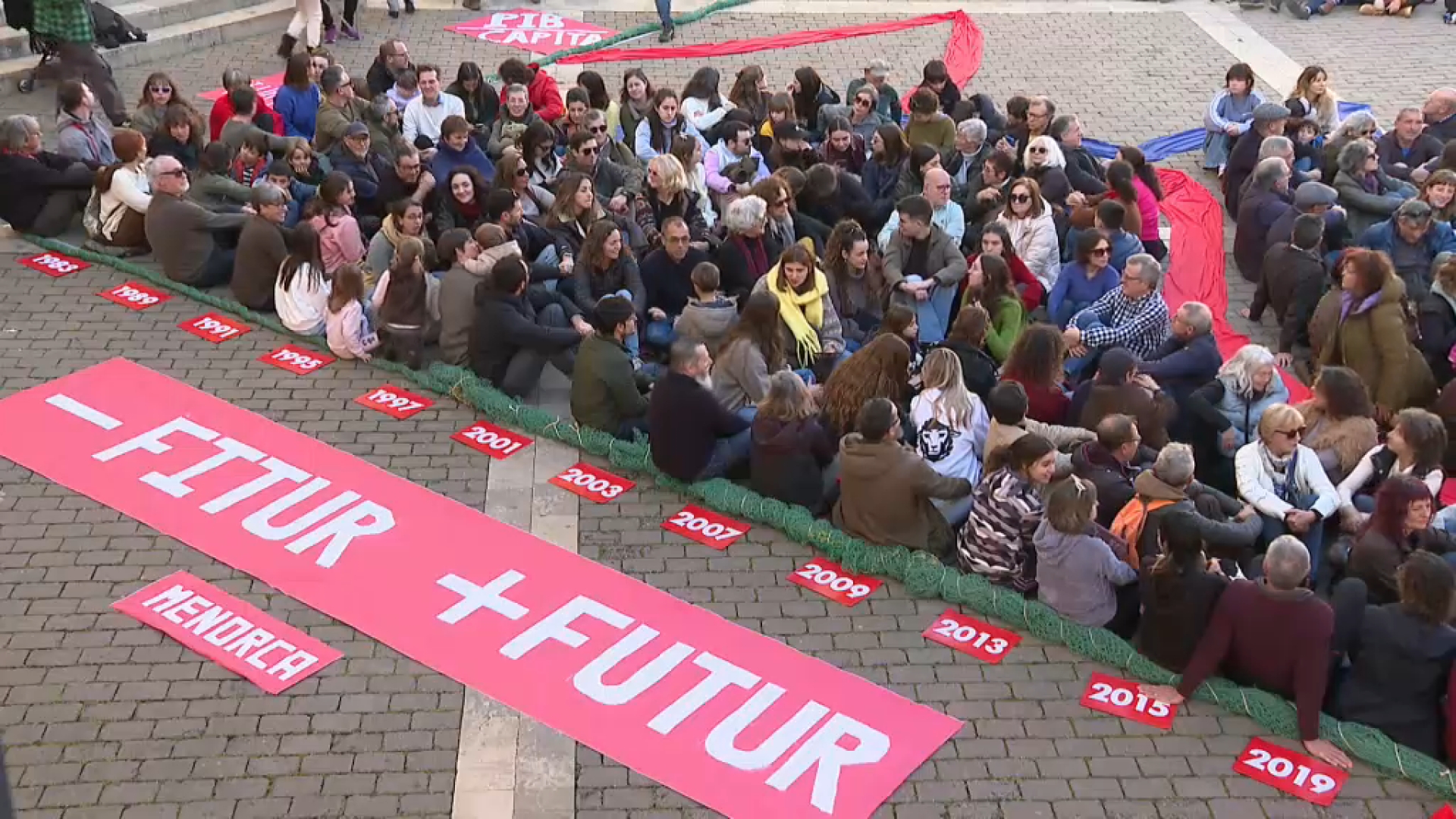 500 persones se citen a Maó contra la massificació turística