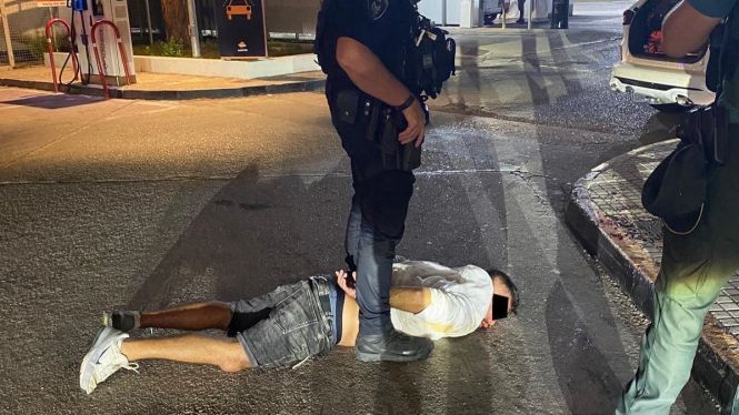 Un home treu un ganivet i agredeix un policial local d’Alcúdia