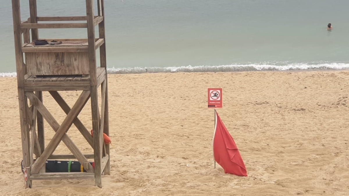Tanquen+la+platja+de+Can+Pere+Antoni+a+causa+d%E2%80%99un+vessament+d%E2%80%99aig%C3%BCes+fecals