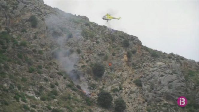 Incendi forestal a Cala Tuent que ja crema més de 40 hectàrees