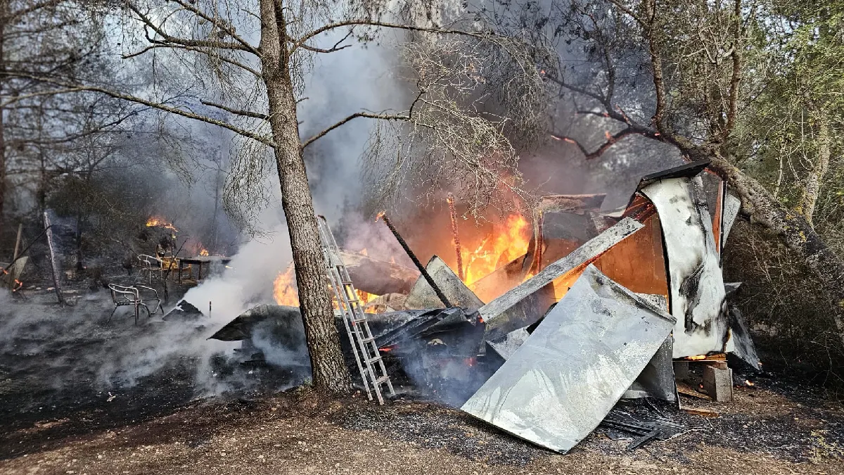 Incendi en un infrahabitatge enmig del bosc a la zona de Can Jordi, a Sant Josep de sa Talaia