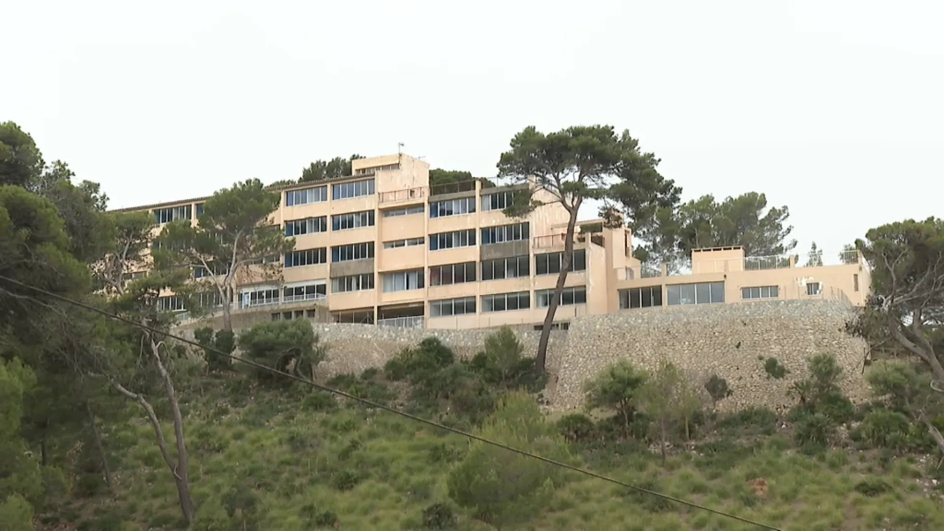 Es traslladen 130 menors del campament de la Victòria a un poliesportiu a causa del temporal