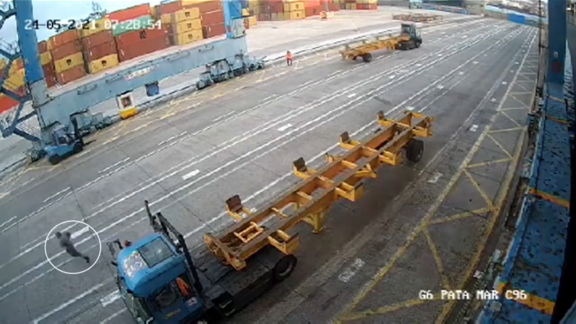 Ensurt al Port de Las Palmas, a Canàries, per la caiguda d’uns contenidors sobre un camió