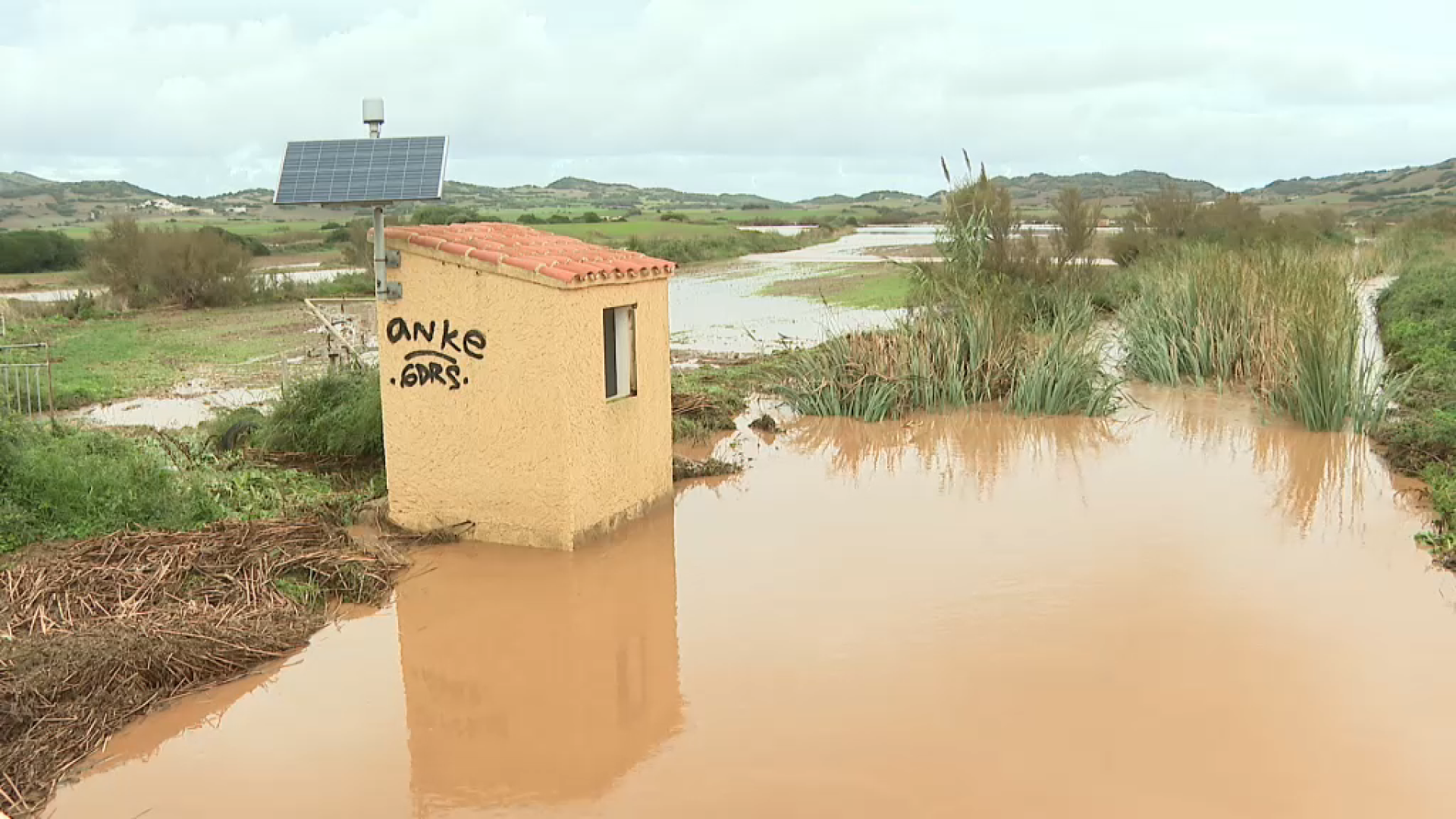 Un fort ruixat matinal provoca el desbordament del torrent des Mercadal
