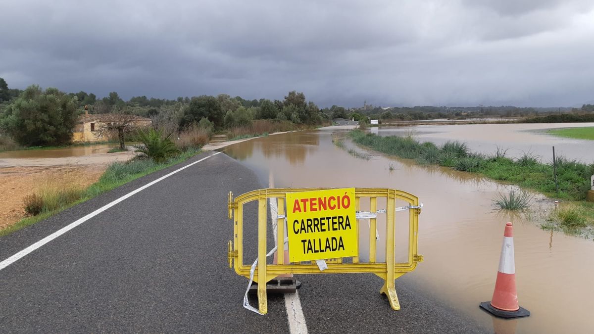 La pluja desborda sis torrents a Mallorca i provoca el tall de carreteres