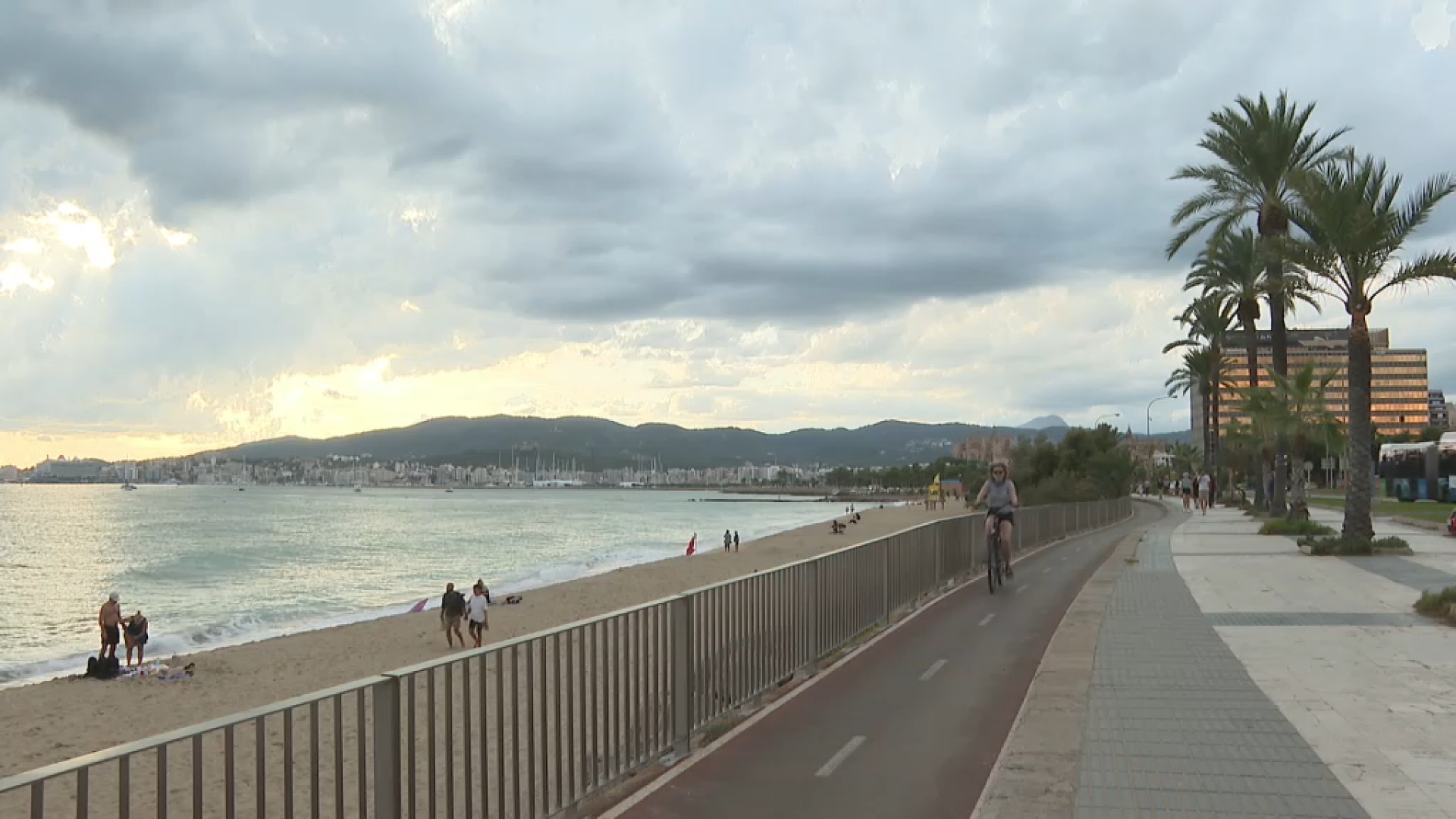 Palma: tanquen l’accés a dos parcs de s’Arenal i el de Bellver i barren el pas de vianants des del Palau de Congressos