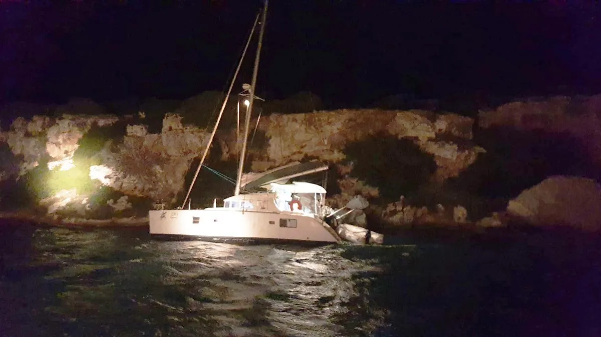 Rescaten tres tripulants d’un catamarà a Maó a causa del temporal