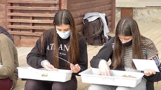 Alumnes de l’institut de Sa Colomina classifiquen els plàstics i microplàstics de ses Figueretes