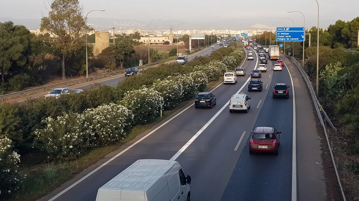 Trànsit dens i retenció durant dues hores en l’estrena del carril bus-VAO a l’entrada de Palma