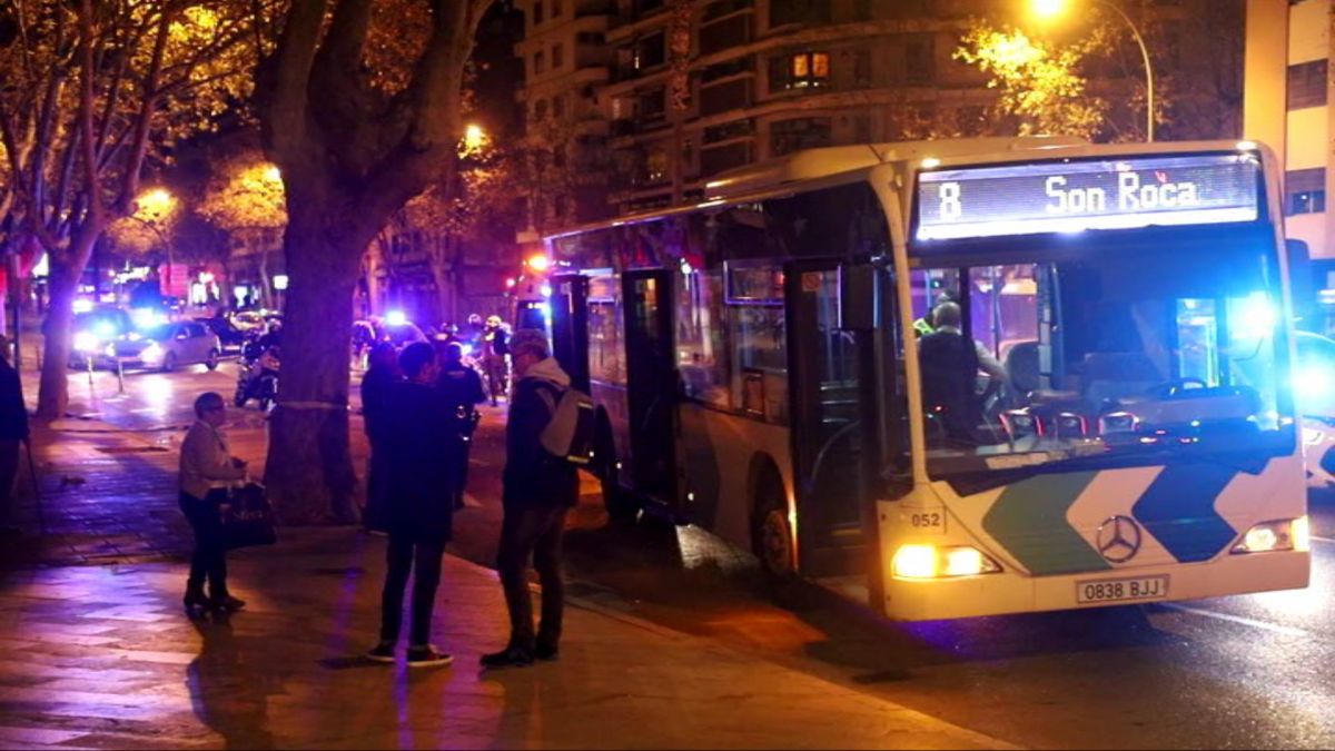 Continua greu l’home atropellat per un autobús de l’EMT a Palma