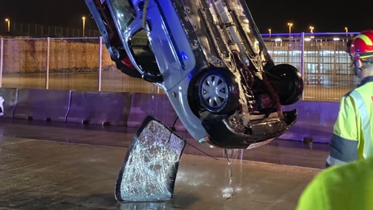 Mor un home després d’haver caigut amb el vehicle quan havia desembarcat al port de Ciutadella