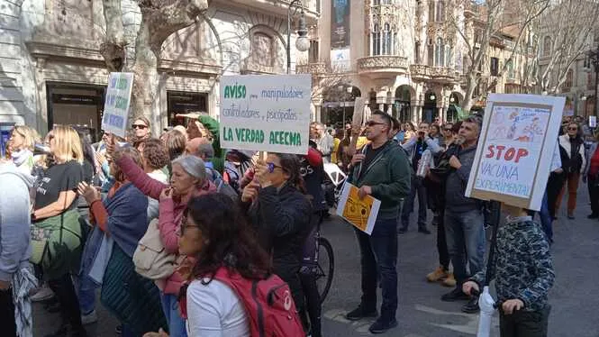Prop de 1.500 persones es manifesten “contra l’abús polític amb excusa sanitària” a Palma