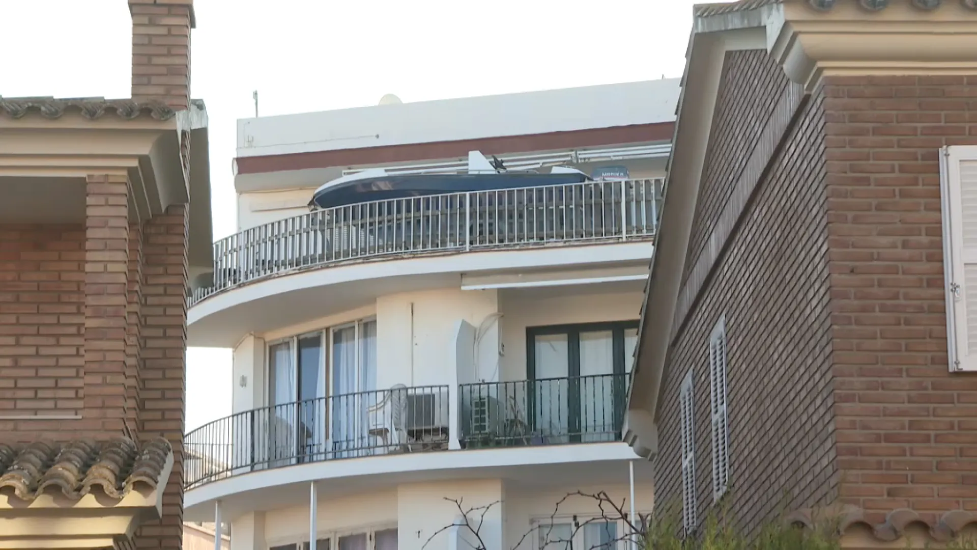 Un veïnat des Castell puja la seva llanxa a la terrassa d’un tercer pis per estalviar-se el cost d’amarratge