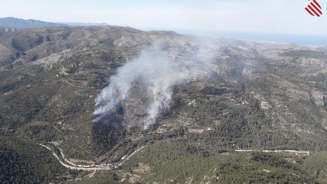 Declarat un incendi a Alacant que amenaça una zona amb molta massa forestal