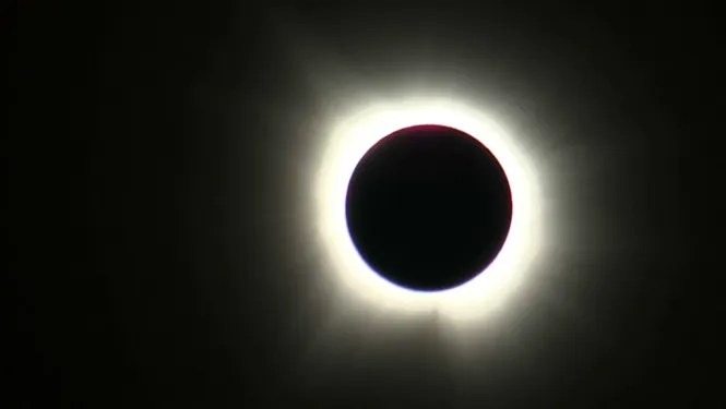 Milers de persones a Mèxic, Canadà i EUA gaudeixen de l’eclipsi solar