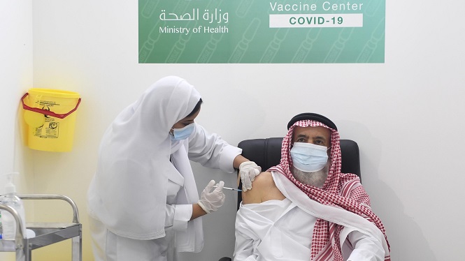 L’Aràbia Saudita prohibeix l’accés als espais públics als no vacunats