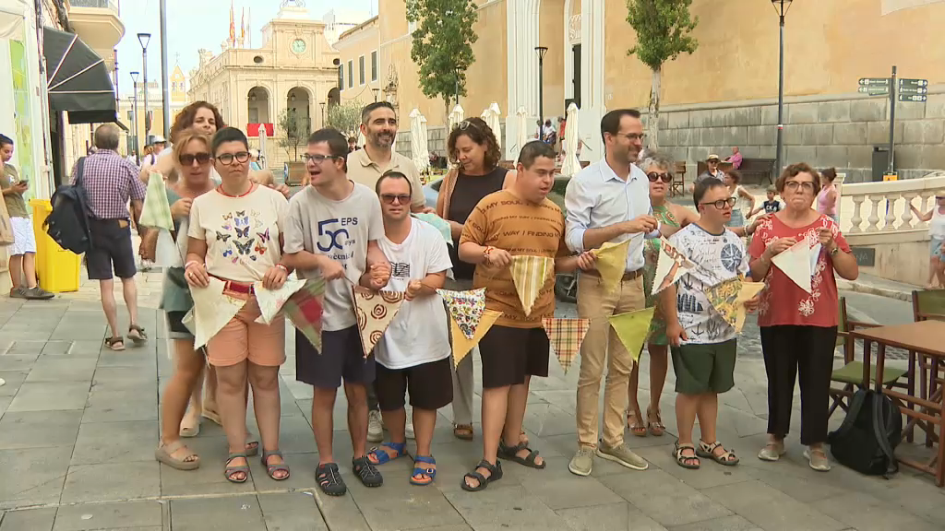 Maó substitueix garlandes de plàstic per banderoles de tela fetes per usuaris de la Fundació per a Persones amb Discapacitat