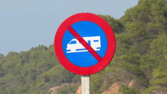 Ports de les Illes confirma la instal·lació de tres senyals de prohibició d’autocaravanes falsos