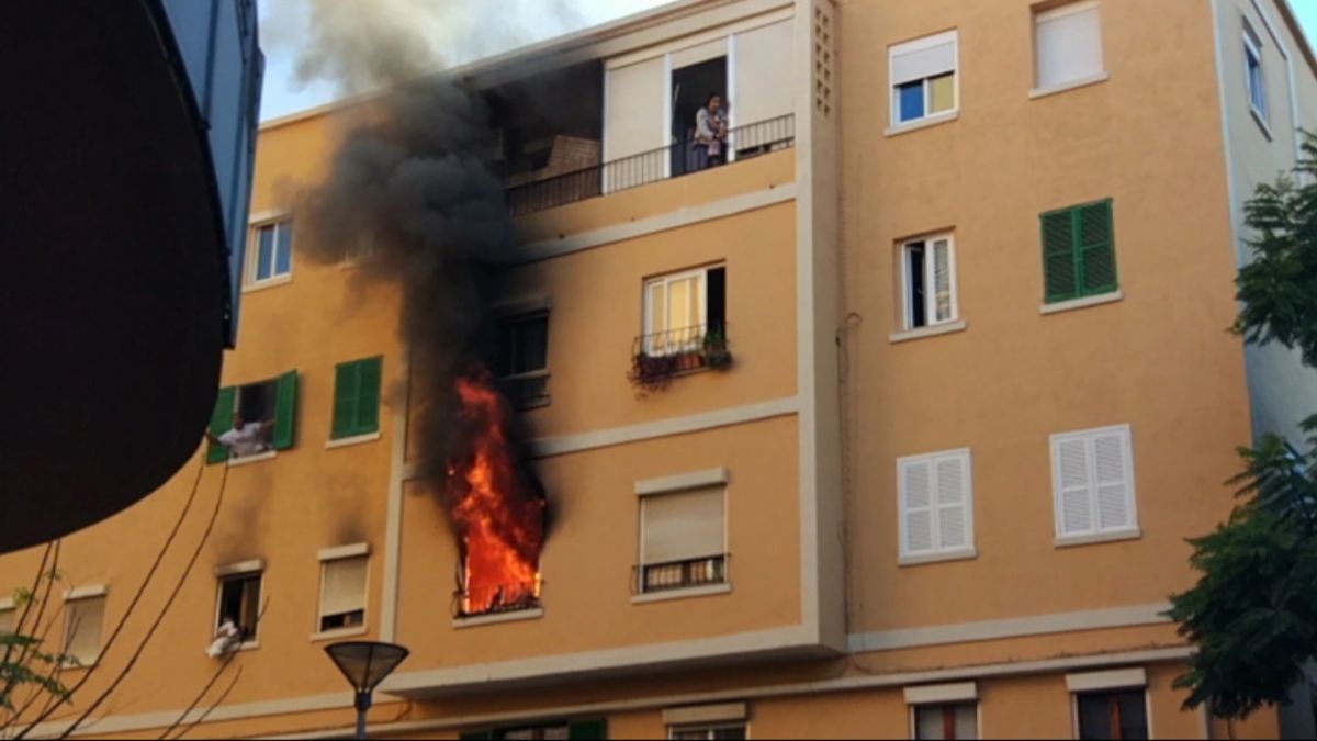 Dotze ferits en un incendi a Palma