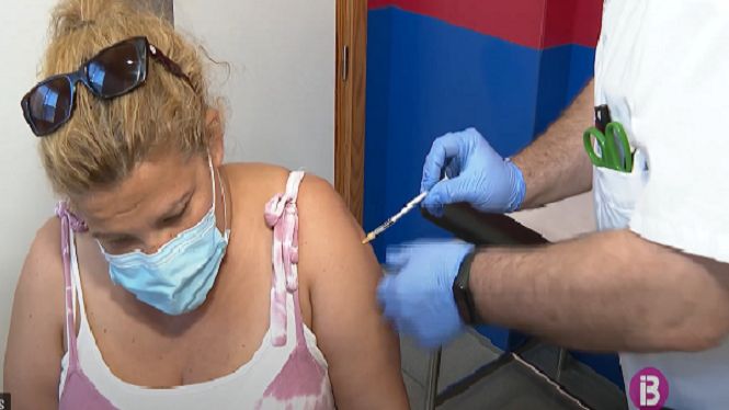 Juli Fuster: “La vacunació als centres de salut ha ajudat a descongestionar la resta de punts de vacunació”