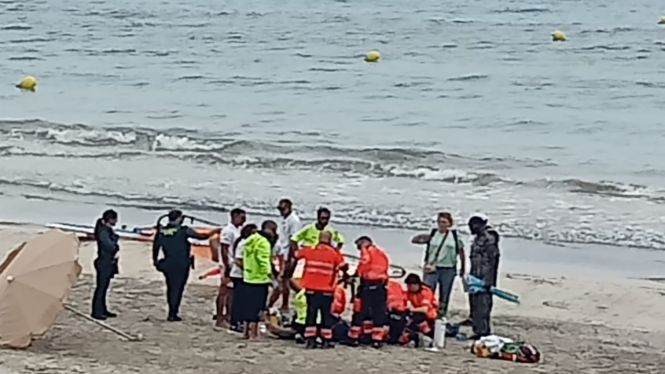 Un turista pateix una parada cardiorespiratòria a la platja de ses Salines