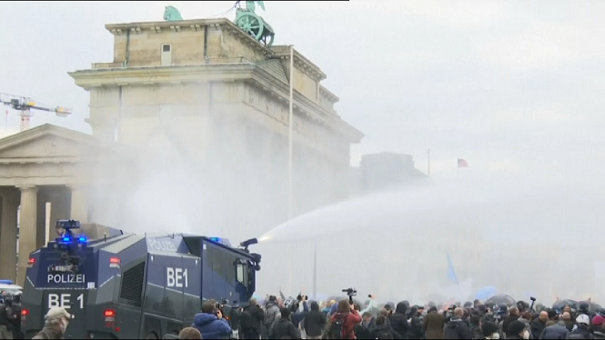 Aldarulls a Berlin en una protesta contra les mesures per frenar la COVID-19