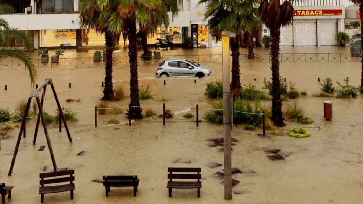 Extreure aigua i fang, la principal tasca per restablir la normalitat a Eivissa