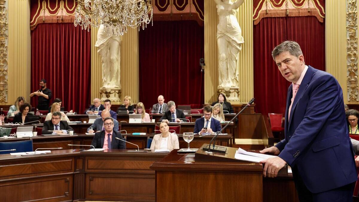 El Parlament dona llum verda al decret de mesures turístiques pactat entre PP i Vox