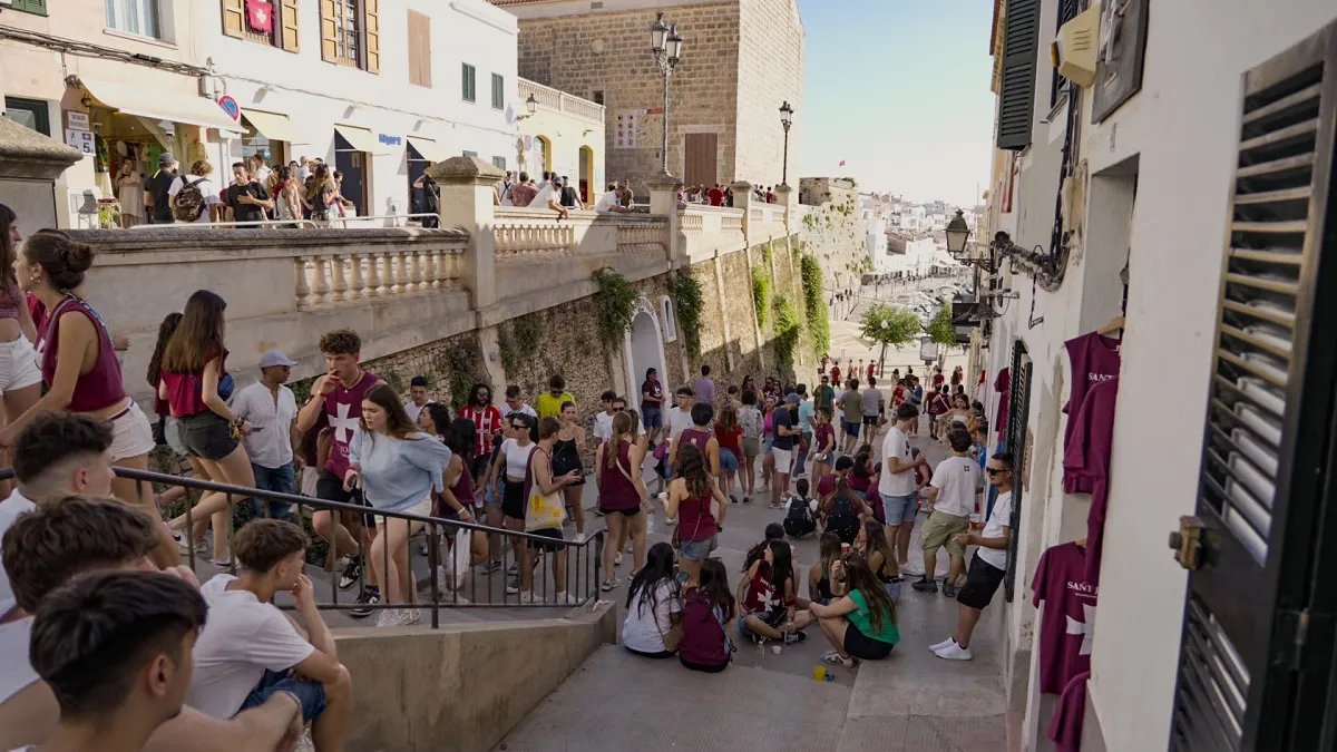 A 17-year-old girl was injured after falling from a height of about 10 metres in Ciutadella.