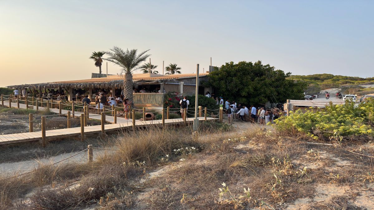 La policia local de Formentera aixeca una acta durant una festa a un restaurat de platja