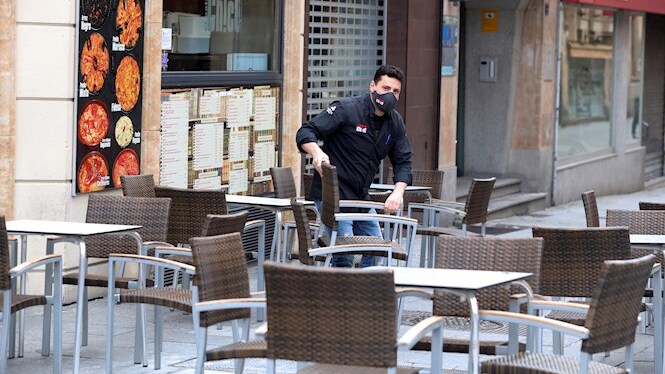 Primer dia del tancament d’interiors de bars a Muro, Sóller i Lloseta: “No ens surt a compte tenir obert”