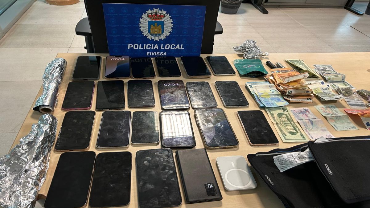 La Policia Local d’Eivissa detén cinc persones que es dedicaven a robar mòbils