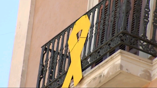La Junta Electoral demana a MÉS per Mallorca que retiri el llaç groc del Parlament