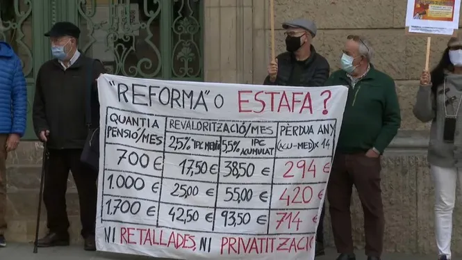 Unes 20 persones es concentren davant la Delegació del Govern per rebutjar la reforma de les pensions