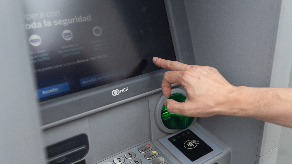 Els bancs adapten els caixers automàtics per fer-los accessibles