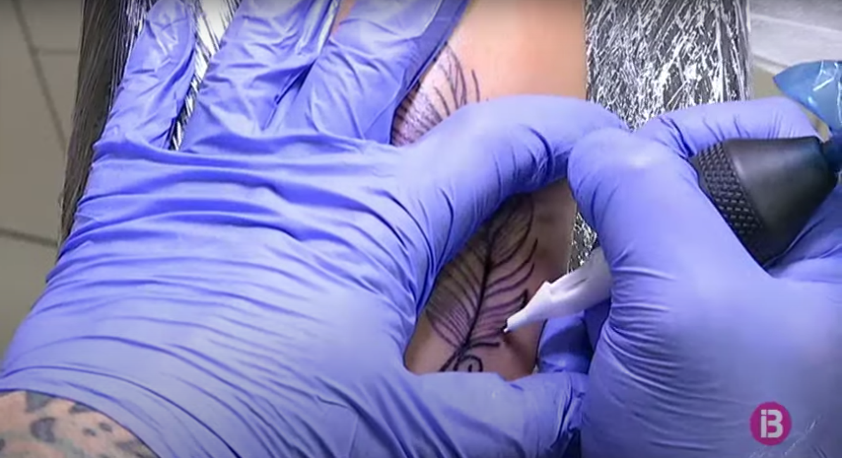 Els establiments de tatuatge extremen les mesures higièniques