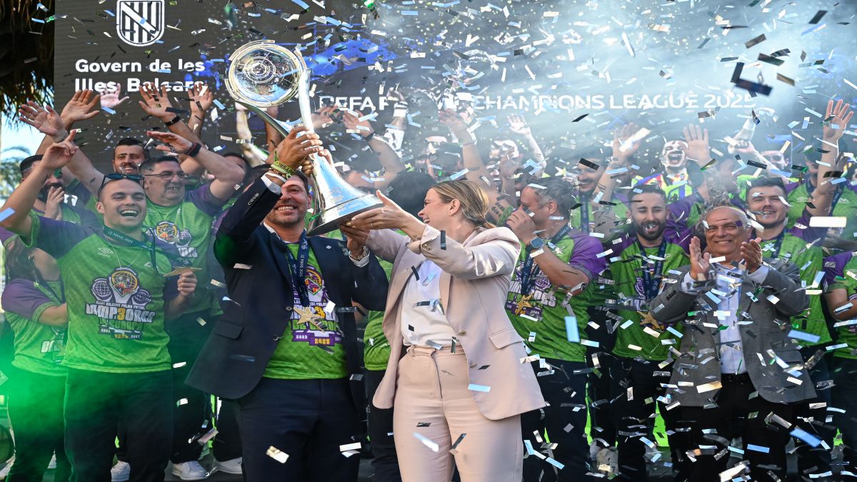 Els+tricampions+d%E2%80%99Europa+celebren+la+Champions+amb+una+rua+pels+carrers+de+Palma+i+una+festa+al+Consolat