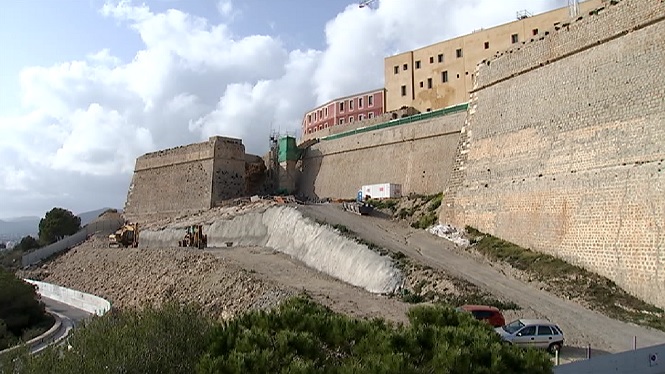 La troballa d’un aljub i unes murades púniques aturen part de les obres del Parador d’Eivissa