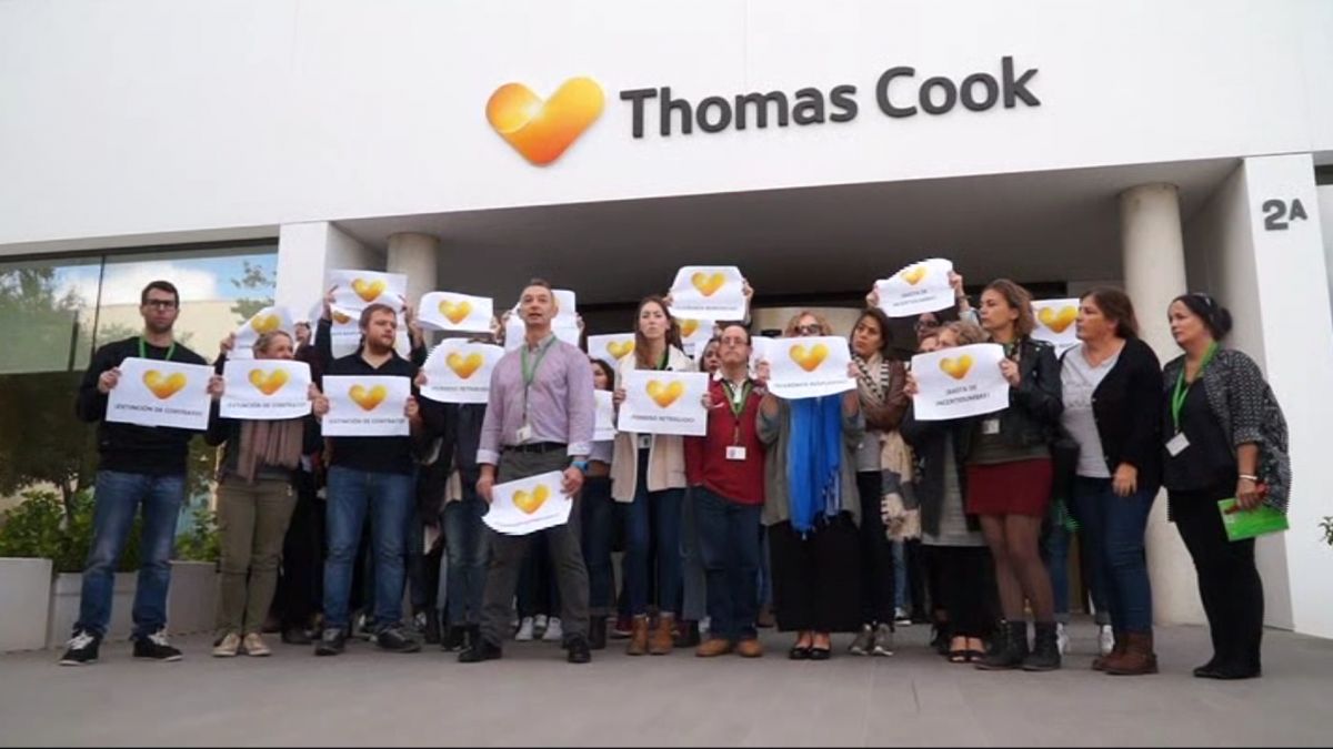 Concentració dels treballadors de Thomas Cook per demanar una solució a la seva situació