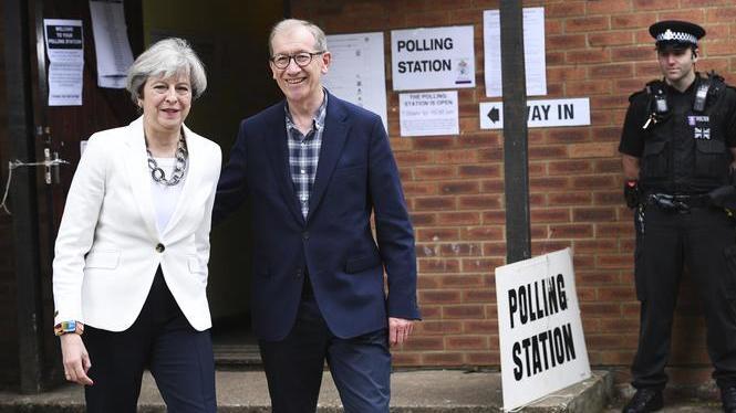 Theresa May guanya les eleccions, però perd la majoria absoluta