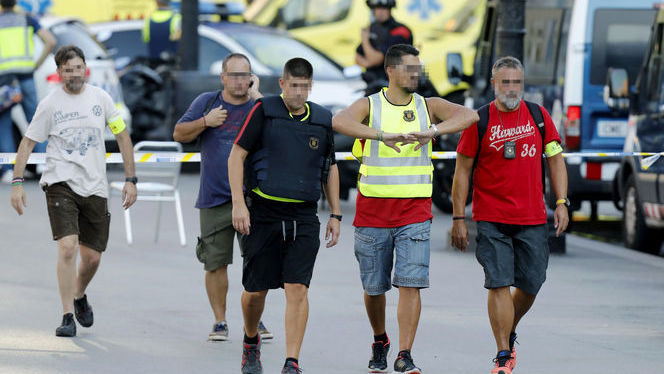 Els Mossos evacuen centenars de turistes de comerços després de l’atemptat a Barcelona